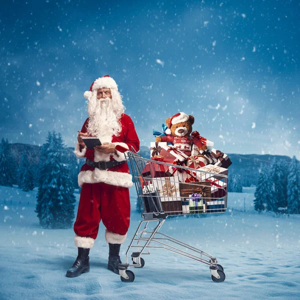 Jultomten Skriver Lista Och Kundvagn Full Presenter Jul Shopping Koncept — Stockfoto