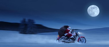 Karda hızlı motosiklet süren ve Noel hediyelerini teslim eden alışılmadık Noel Baba.