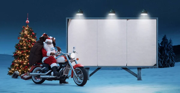 Niekonwencjonalne Santa Jazdy Motocyklu Puste Tablicy Reklamowej Koncepcja Kampanii Reklamowej — Zdjęcie stockowe