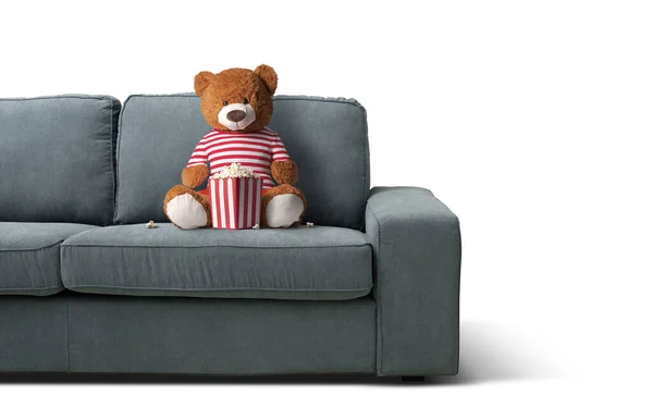 ソファーに座って自宅で映画を見ているテディベア — ストック写真