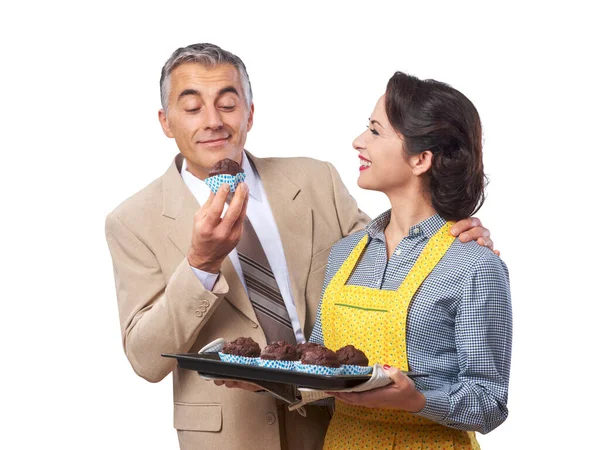 Vintage Frau Schürze Kocht Schokoladenmuffins Für Ihren Mann — Stockfoto