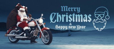 Motosiklet süren ve içinde hediyeler olan bir çuval taşıyan alışılmadık Noel Baba.