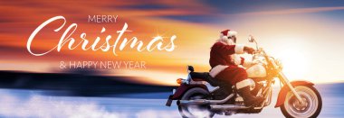 Gün batımında hızlı motosiklet süren havalı Noel Baba, dilekleriyle alışılmadık bir Noel kartı.
