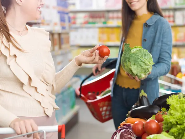 Happy Ženy Setkání Supermarketu Mluví Nákup Čerstvé Zdravé Zeleniny Společně — Stock fotografie
