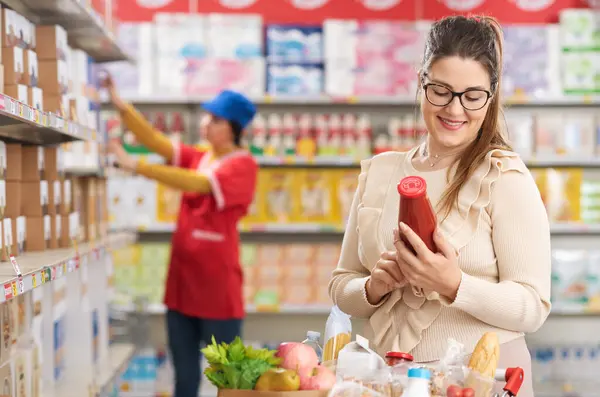 Žena Která Nakupuje Supermarketu Kontroluje Etiketu Jídlem Výrobku Skladník Pracuje — Stock fotografie
