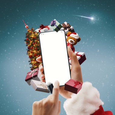 Noel Baba elinde boş ekranlı bir akıllı telefon tutuyor. Noel hediyeleriyle çevrili. Arka planda kar yağıyor.