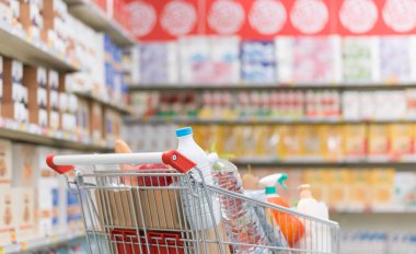 Markette bir araba dolusu taze yiyecek, market alışverişi konsepti.
