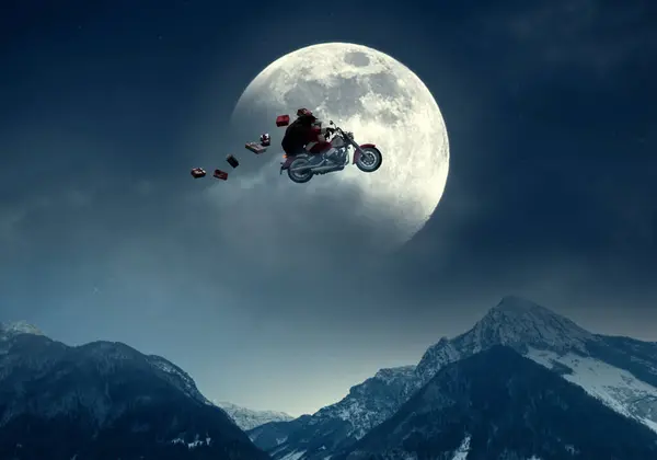 Biker Santa Claus Ridning Motorcykel Flyver Himlen Juleaften Han Leverer - Stock-foto