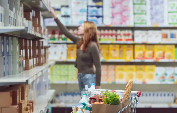 Žena Která Nakupuje Supermarketu Bere Produkt Regálu — Stock fotografie