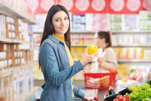 Šťastná Mladá Žena Kupující Zdravou Zeleninu Obchodě Potravinami Drží Paprika — Stock fotografie