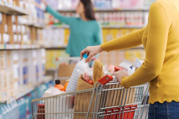 Frau Lebensmittelgeschäft Schiebt Einkaufswagen Und Kauft Produkte — Stockfoto