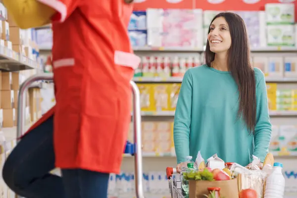 Dost Canlısı Süpermarket Çalışanı Süpermarkette Müşteriye Yardım Ediyor Market Alışverişi — Stok fotoğraf