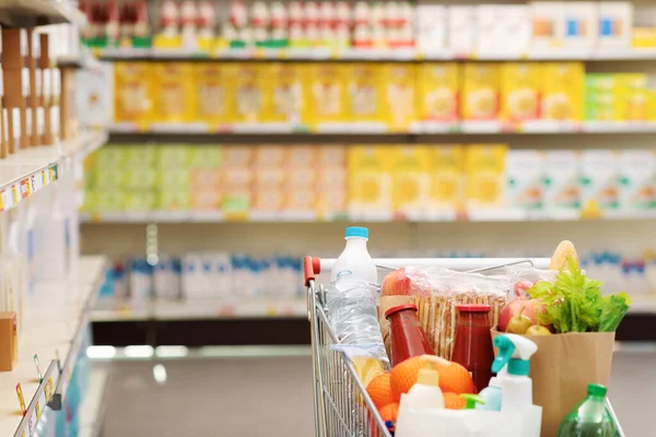 Supermarkt Gang Innenraum Mit Vollem Einkaufswagen Lebensmitteleinkauf Und Kommerz Konzept — Stockfoto