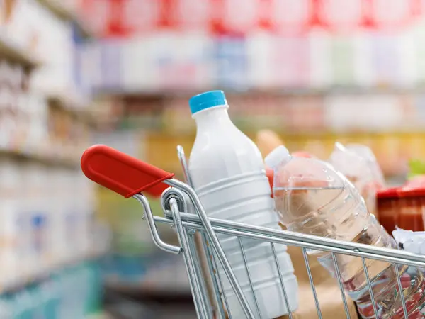 Einkaufswagen Nahaufnahme Und Lebensmittelgeschäft Hintergrund Lebensmitteleinkaufskonzept — Stockfoto