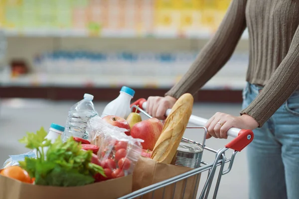 Cliente Femminile Che Acquista Generi Alimentari Supermercato Sta Spingendo Carrello — Foto Stock