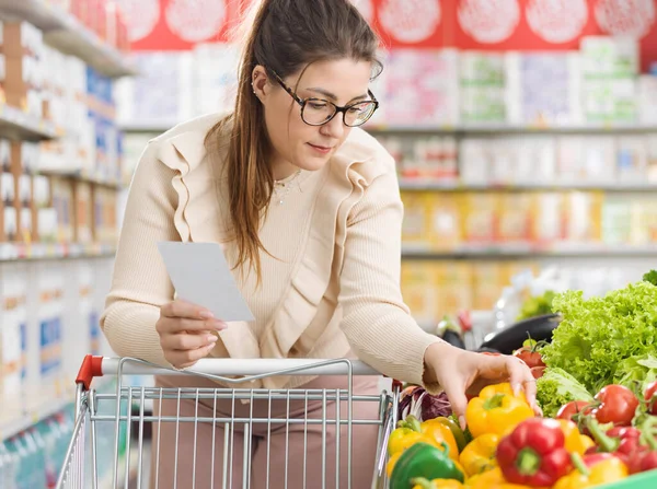 Mujer Haciendo Compras Supermercado Ella Está Comprando Verduras Orgánicas Frescas — Foto de Stock
