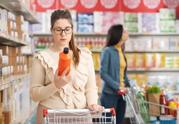 Žena Která Nakupuje Supermarketu Kontroluje Etiketu Láhvi Čisticího Prostředku — Stock fotografie