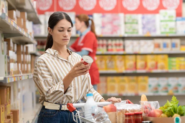 Frau Mit Dose Und Ernährungsfaktenetikett Supermarkt Lebensmitteleinkauf Und Ernährungskonzept — Stockfoto