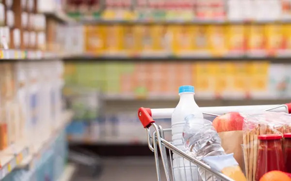 Einkaufswagen Nahaufnahme Und Lebensmittelgeschäft Hintergrund Lebensmitteleinkaufskonzept — Stockfoto