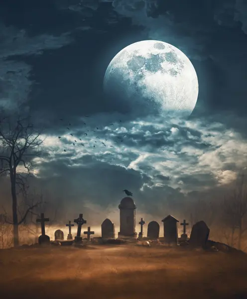 ハロウィーン ホラーの背景で夜に古い墓地を狩った — ストック写真