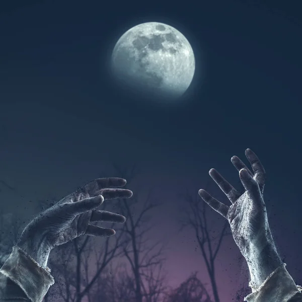 Assustador Sujo Zumbis Mãos Levantando Noite Lua Cheia — Fotografia de Stock