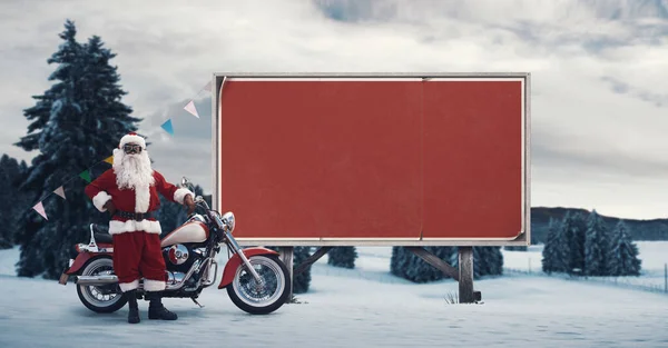 Niekonwencjonalne Santa Jazdy Motocyklu Puste Tablicy Reklamowej Koncepcja Kampanii Reklamowej — Zdjęcie stockowe