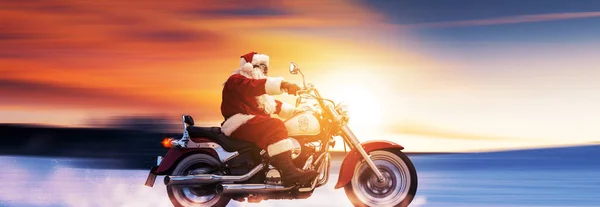 Cool Santa Claus Jazda Szybki Motocykl Zachodzie Słońca Niekonwencjonalna Koncepcja — Zdjęcie stockowe