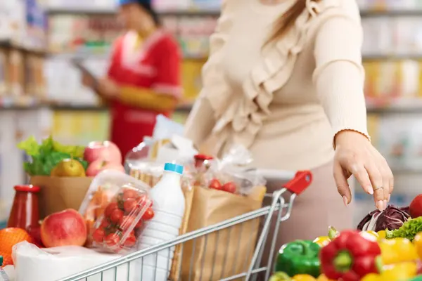 Žena Obchodě Potravinami Kupuje Čerstvou Zeleninu Sekci Produkty Ruce Zblízka — Stock fotografie