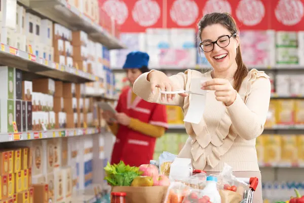 Žena Která Nakupuje Supermarketu Krájí Dlouholetou Účtenku Potraviny Nižší Ceny — Stock fotografie
