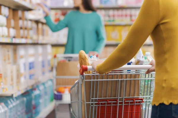 Frau Lebensmittelgeschäft Schiebt Einkaufswagen Und Kauft Produkte — Stockfoto