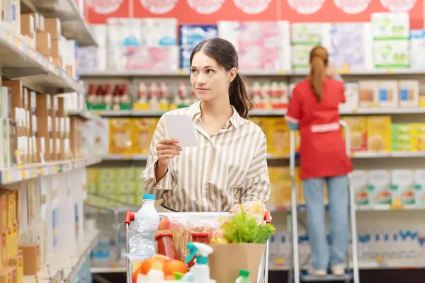 Ritratto Una Giovane Donna Sorridente Che Compra Generi Alimentari Supermercato — Foto Stock