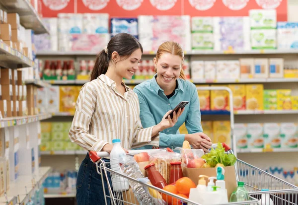 Sonriendo Las Mujeres Supermercado Comprando Comestibles Juntos Una Mujer Está —  Fotos de Stock