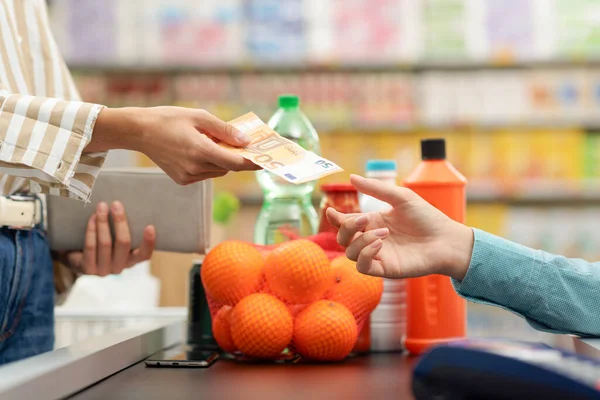 Mujer Pagando Por Sus Compras Supermercado Ella Está Dando Dinero —  Fotos de Stock
