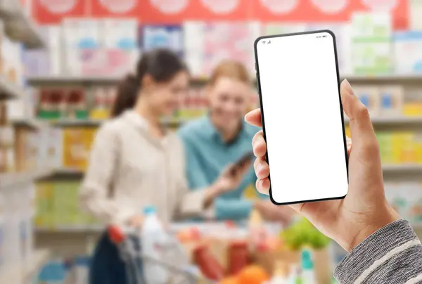 Žena Držící Smartphone Prázdnou Obrazovkou Interiérem Supermarketu Pozadí Line Nákupní — Stock fotografie