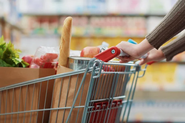 Kundin Kauft Lebensmittel Supermarkt Und Schiebt Einen Vollen Einkaufswagen — Stockfoto
