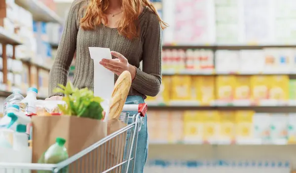 Žena Tlačí Plný Nákupní Vozík Supermarketu Kontrolu Dlouhé Příjem Potravin — Stock fotografie
