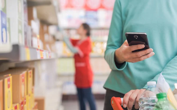 Donna Che Usa Uno Smartphone Supermercato Spesa Mani Vicino — Foto Stock