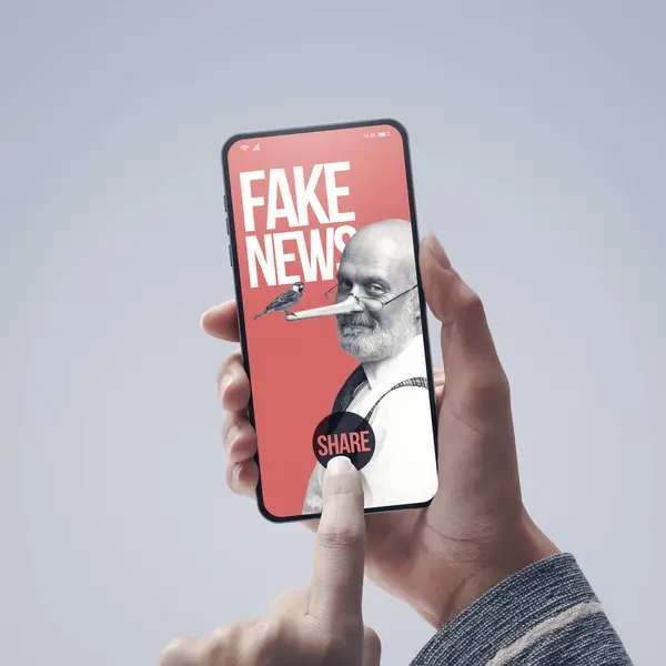 Akıllı Telefondan Sahte Haberleri Paylaşan Kullanıcı Pinokyo Burunlu Bir Gazeteci — Stok fotoğraf