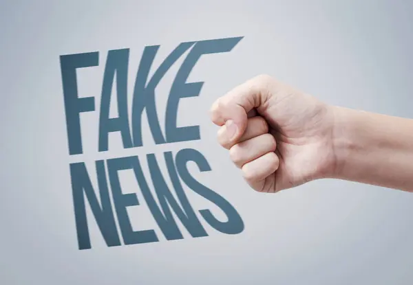 Aggressive Faust Gegen Fake News Und Gegen Desinformation — Stockfoto