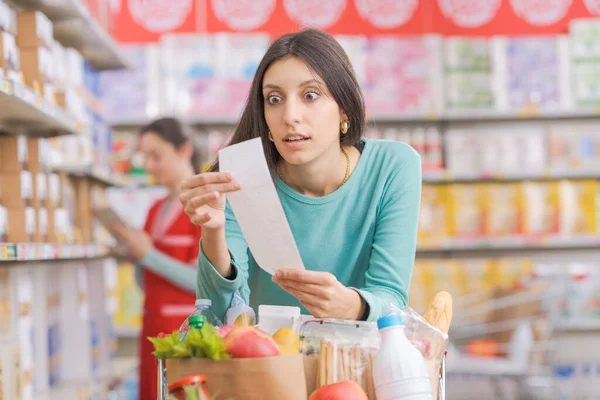 Junge Geschockte Frau Supermarkt Sie Lehnt Einem Einkaufswagen Und Prüft — Stockfoto