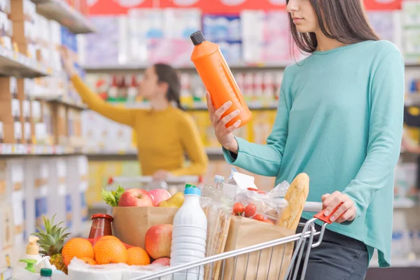 Frau Kauft Produkte Lebensmittelgeschäft Sie Hält Eine Waschmittelflasche Der Hand — Stockfoto