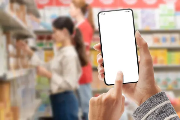 Arka Planda Boş Ekran Süpermarket Içi Olan Akıllı Telefonu Olan — Stok fotoğraf