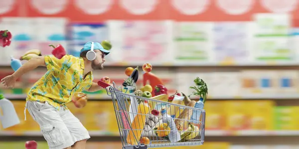 Leuke Vent Die Een Supermarkt Trolley Runt Duwt Boodschappen Doet — Stockfoto
