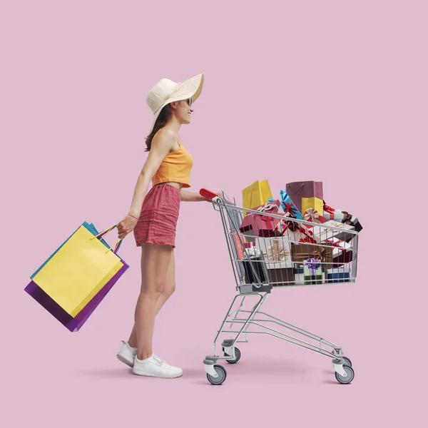 Gelukkig Shopaholic Vrouw Duwen Een Winkelwagen Vol Met Geschenken Verkoop — Stockfoto