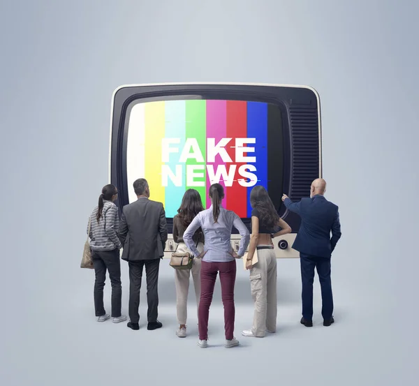 Gruppe Von Menschen Die Fake News Fernsehen Sehen Stehen Vor — Stockfoto