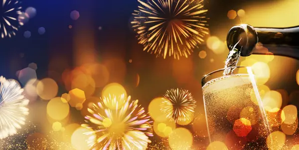 新年快乐的横幅上闪烁着金光 灿烂的葡萄酒倒入玻璃杯和焰火中 复制空间 — 图库照片