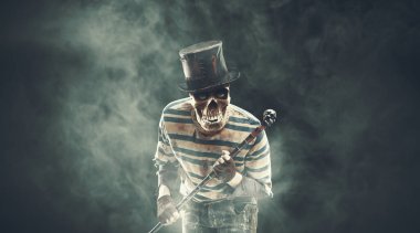 Kafatası kafatası ve kanlı giysileri olan korkunç kötü karakter kameraya bakıyor, Cadılar Bayramı ve korku konsepti, kopyalama alanı