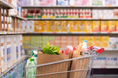 Market içi alışveriş arabası ve mağaza rafları, market alışverişi konsepti