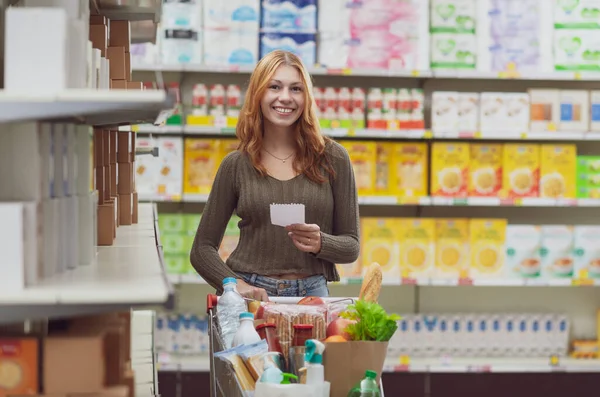 Mladá Usměvavá Žena Nakupuje Supermarketu Tlačí Plný Vozík Drží Nákupní — Stock fotografie