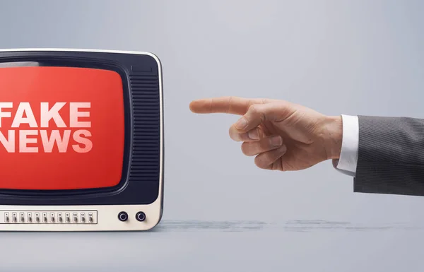 Ruka Ukazuje Starou Televizi Která Vysílá Falešné Informace Falešný Koncept — Stock fotografie